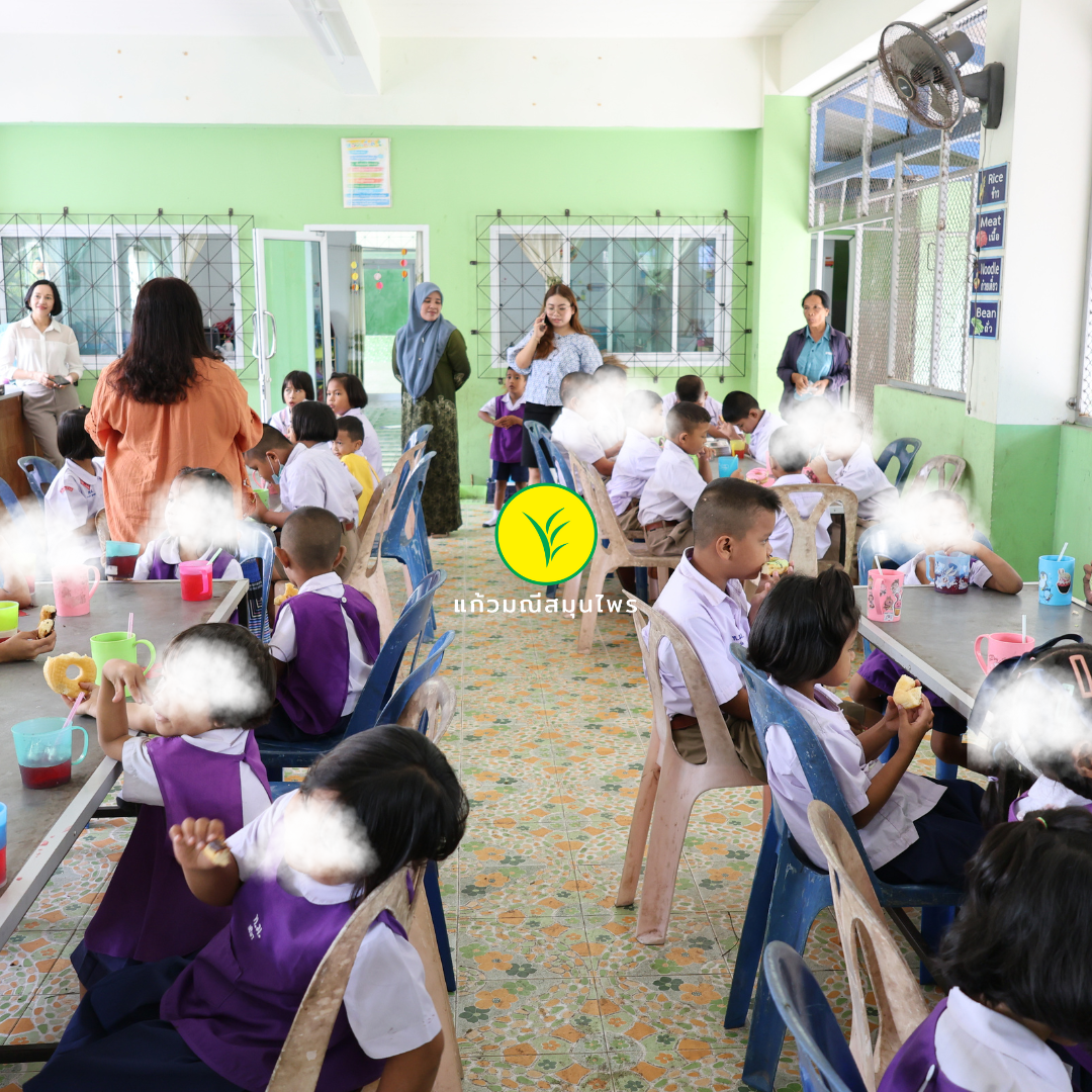 แก้วมณีสมุนไพรร่วมแจกขนมและน้ำหวาน แก่เด็กๆโรงเรียนวัดท่าม่วง ตำบลปากพูน จังหวัดนครศรีธรรมราช 👧🏻 🧒🏻